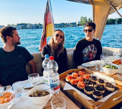 Sundowner auf dem Boot mit Blick auf den Bodensee und Kressbronn