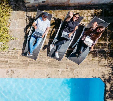 AB3 Kollegen auf Sonnenliegen am Pool auf Mallorca