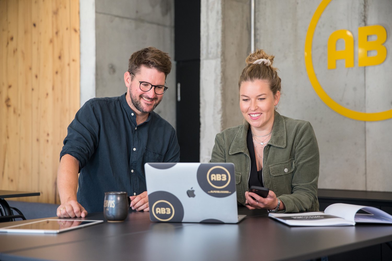 Marvin Lang und Heike Fässler beim Arbeiten am MacBook in der Agentur in Tettnang