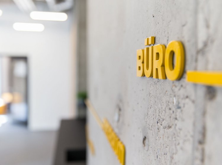 Büro Schild im modernen Industrial Style vor Sichtbeton