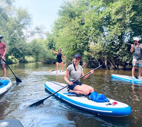 SUP Ausflug auf der Schussen - AB3 Kollegen im Sitzen und Paddeln