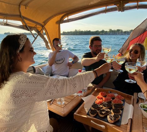 AB3 auf dem Boot beim Anstoßen vor dem Hafen von Kressbronn am Bodensee