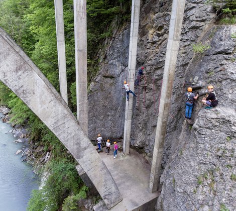 AB3 Team am Klettersteig beim Abseilen