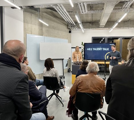 Eröffnung des Talent Talks, Menschen hören beim Vortrag zu