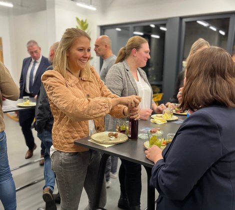 Abendessen Fingerfood bei der Veranstaltung Talent Talk lachende Menschen