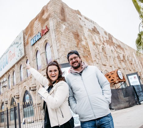 Marvin Lang und Katharina Nold vor dem Mega Park am Ballermann